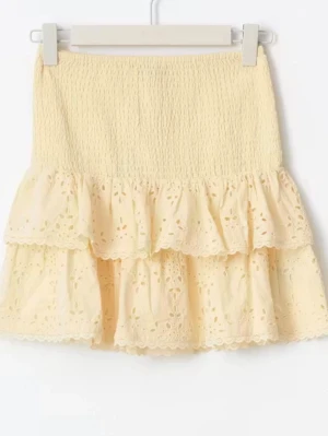 Gul volangkjol med broderade detaljer - Söt gul kortkjol med volanger och broderade blommönster. Den är knappt använd, skriv för egna bilder🩷