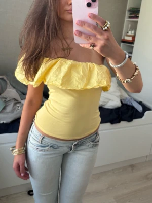 Gul one shoulder volangtopp  - Så fin gul one shoulder volangtopp! OBS: ❗️Denna kommer säljas via budgivning i min Plick Live show + giveaway den 2a Juli kl 20.00, så denna går inte att köpa nu. Men skriv gärna om ni har frågor. Jag är 168 och det är mina bilder💖 Barnstrlk men passar s 