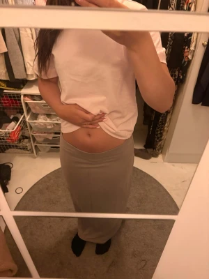 Beige långkjol  - Super fin beige kjol🤍 Perfekt nu till sommaren att ha som ett simpelt plagg till outfiten 🤍 I storlek M🤍 Super sick🤍 Från Lager 157🤍