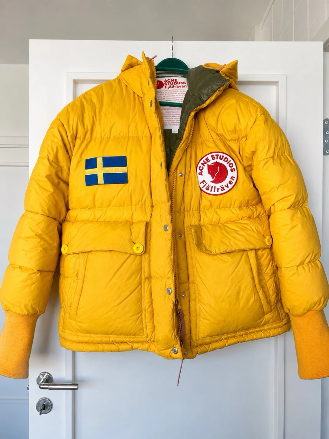Gul dunjacka Acne Studios x Fjällräven