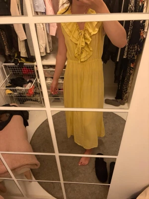 Gul långklänning  - Super fin gul sommarklänning💛 Sticker ut med sin snygga detalj vid bröstkorgen💛 I storlek M💛 Vet Tyvvär inte märke💛