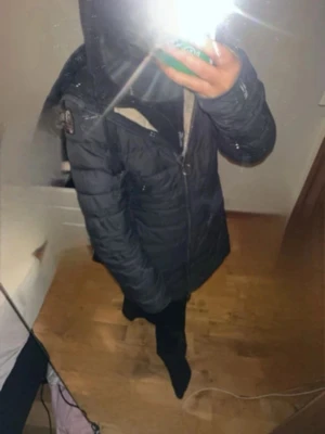 Parajumper jacka dam - Säljer min snygga Parajumpers-jacka då den tyvärr är för stor för mig. Perfekt för höst och vinter – varm, stilren och riktigt dyr nypris!  🖤 Färg: Svart 📏 Storlek: L 💰 Nypris: ca 6500 kr  Jackan är välanvänd men fortfarande riktigt fet och har mycket kvar att ge. Ena sidodragkedjan är trasig men går att laga enkelt. Alla andra dragkedjor fungerar perfekt. Det finns även ett litet hål bakom luvan som knappt syns.  Jackan är tvättad men skulle må bra av en kemtvätt för att bli helt fräsch igen.  