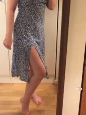 🍒Blå blommig klänning med slits🍒 - 🍒TRUE BLUE 🍒Söt blommig midiklänning med puffärmar och slits. Hjärtformad urringning och dragkedja bak. Kommer i ett tunt 100% bomullstyg utan stretch. Endast använd 2 gånger, så perfekt skick🍒