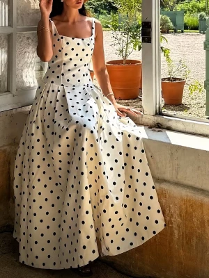 Klänning polka dot trend small S - Mycket fin klänning med polka dot mönster 💛 Passar fint till sommarens fester och bröllop! Med dragkedja vid ryggen, storleken är stor small ☺️ Jag är 165 cm lång och klänningen går precis ovanför fötterna på mig.  Säljer med bundle rabatt 🌞  Sommar Sommarkläder Långklänning Sommarklänning Brudtärneklänning Dress Summer Boho Ibiza Festival 2YK Scandinavian Sukienka Kjole Mekko Strandkläder Trend Trendig event kvällsklänning cocktail