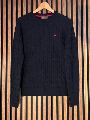 Mörkblå kabelstickad tröja Morris - Kabelstickad mörkblå tröja från Morris. Skick 10/10 som ny. Storlek S. Hör av er vid funderingar. Pris ej hugget i sten!