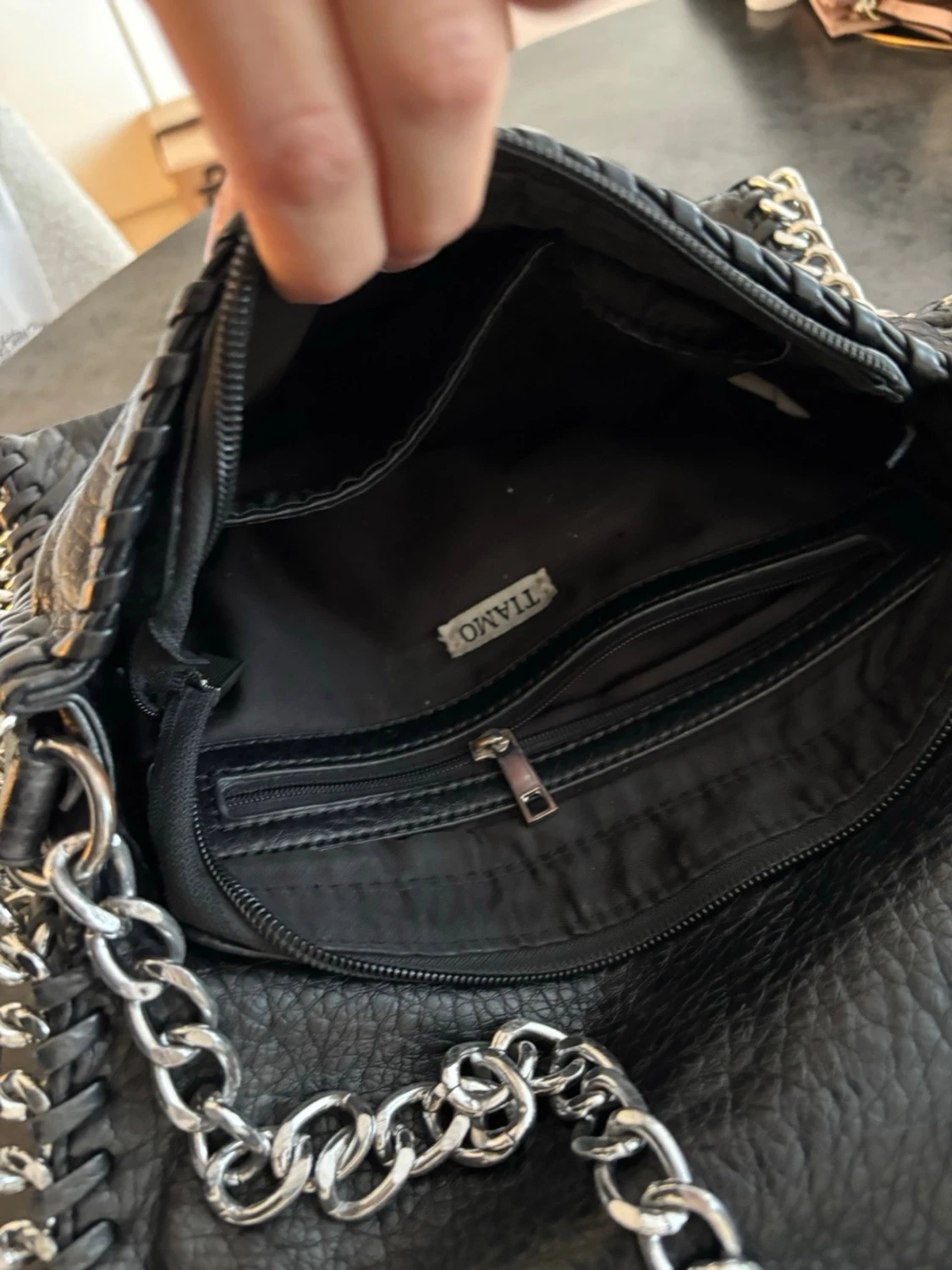 Svart kuvertväska med kedjedetaljer (från tiamo köpt på scorett) - 5