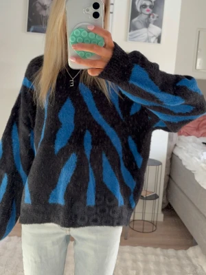 Stickad tröja - Super snygg men kommer ej till användning. Inga noppror! Passar xs/s