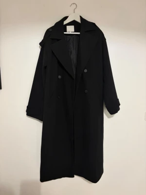 Oversized kappa trench coat från NA-KD - Jättefin oversized kappa / trench coat från NAKD som är använd endast en gång så skicket är som nytt. I storlek 32 men passar även större då den är oversized.💞💞