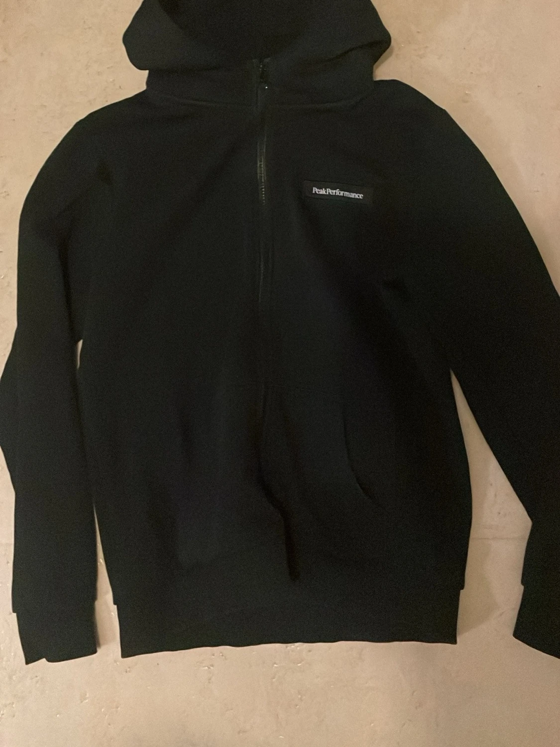 Svart hoodie från Peak Performance