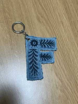 Jeansnyckelringar  - Här är fler av de bokstavsnyckelringar som vi KEYBE-UF SÄLJER!!✨F,M,O,W,H,G! Går att köpa med enkel eller vanlig funktion på nyckelringen! Med den vanliga funktionen kostar nyckelringen+berlocken bara 79kr!