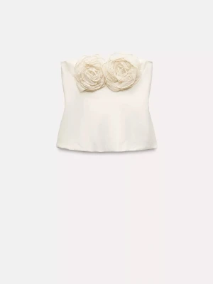 Vit bandeau tubtopp med blommor Zara - Säljer min superfina vita bandeau tubtopp från Zara med två stora blommor framtill. Passar perfekt till fest! Aldrig använt och prislappen sitter kvar! Skriv om ni har prisförslag!💗