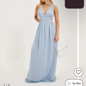 Balklänning  - Jag säljer denna fina ljusblåa klänning i storlek 36 då den inte längre kommer till användning🥰Perfekt till balen! Den är använd vid ett tillfälle (på balen) men är i bra skick! Jag är 172 och den är lite lång på mig men den satt perfekt med ca 4 cm klackar! Skriv privat för ännu fler bilder eller frågor💗