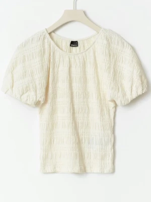 Vit puffärm topp från Gina Tricot - Superfin vit topp från Gina Tricot med puffärmar och strukturerat tyg. Modellen är croppad och har rund halsringning. Perfekt att styla med jeans eller kjol för en trendig look.