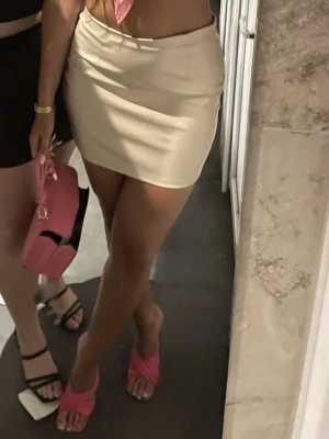 Beige kortkjol - I skinn/läder