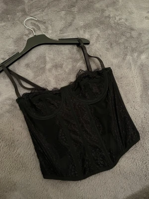 Korsett - Supersnygg korsett med spets, storlek s och endast använd 1 gång🖤