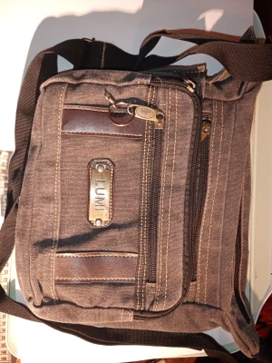 Axelväska  - Axelväska med 5 fack. 