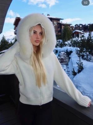 Alessa  - Alessa tröja, i använt skick börjar få noppor men ingen som förstör den, första bilden är lånad men kan skicka fler om så önskas 🐩 