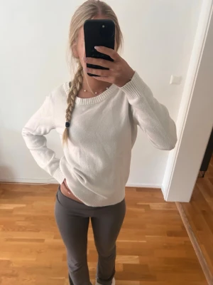 Vit stickad tröja - Säljer en vit stickad tröja. Från Vila. Finns en fläck på magen som nästan inte syns alls (se sista bilden)