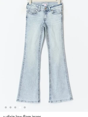 Ljusblå bootcut jeans med låg midja - Snygga ljusblå jeans från Gina tricot med ultra låg midja och bootcut-ben. Jeansen har klassiska fickor och en lätt tvättad look som ger en cool vintagekänsla. Perfekta för dig som gillar en avslappnad och trendig stil. Skulle säga att dom är lite mer ljusblåa i verkligheten, I strl 170/xs och i bra skick💗