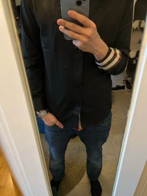 Svart burberry skjorta - Säljer en stilren svart burberry skjorta. Helt oanvänd. Den är i storlek M men passar mig som har S i alla kläder.