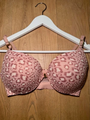 Victorias Secret Bh - Jättesöt leopard BH från victorias secret 🐆🎀 Väldigt bekväm, med öppningen på framsidan (se bild) Metallen har färgat av sig lite på banden - Storlek 70E/32DD Skriv privat för fler bilder/frågor 🫶🏽