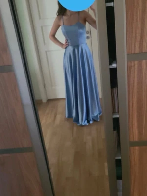 Ljusblå balklänning  - Säljer denna fina ljusblåa balklänning! Använd en gång.