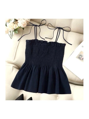 Mörkblå smockad linnetopp med knyt - Supersöt mörkblå linnetopp med smockad överdel och volang nedtill. Tunna axelband som knyts i rosetter ger en gullig touch. Perfekt till sommaren och lätt att matcha med jeans eller kjol.