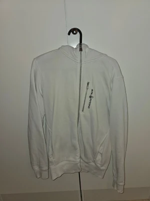 Vit hoodie från Sail Racing - Sail Racing zip – Vit (S) Vit ziptröja från Sail Racing. Storlek: S Skick: Bra begagnat skick.
