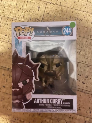 Funko Pop! Arthur Curry Aquaman - Cool Funko Pop! vinylfigur av Arthur Curry som gladiator från Aquaman-filmen. Figuren är nummer 244 i serien och kommer i originalförpackning med fönster. Perfekt för samlare eller DC-fans som gillar superhjältar och unika figurer.