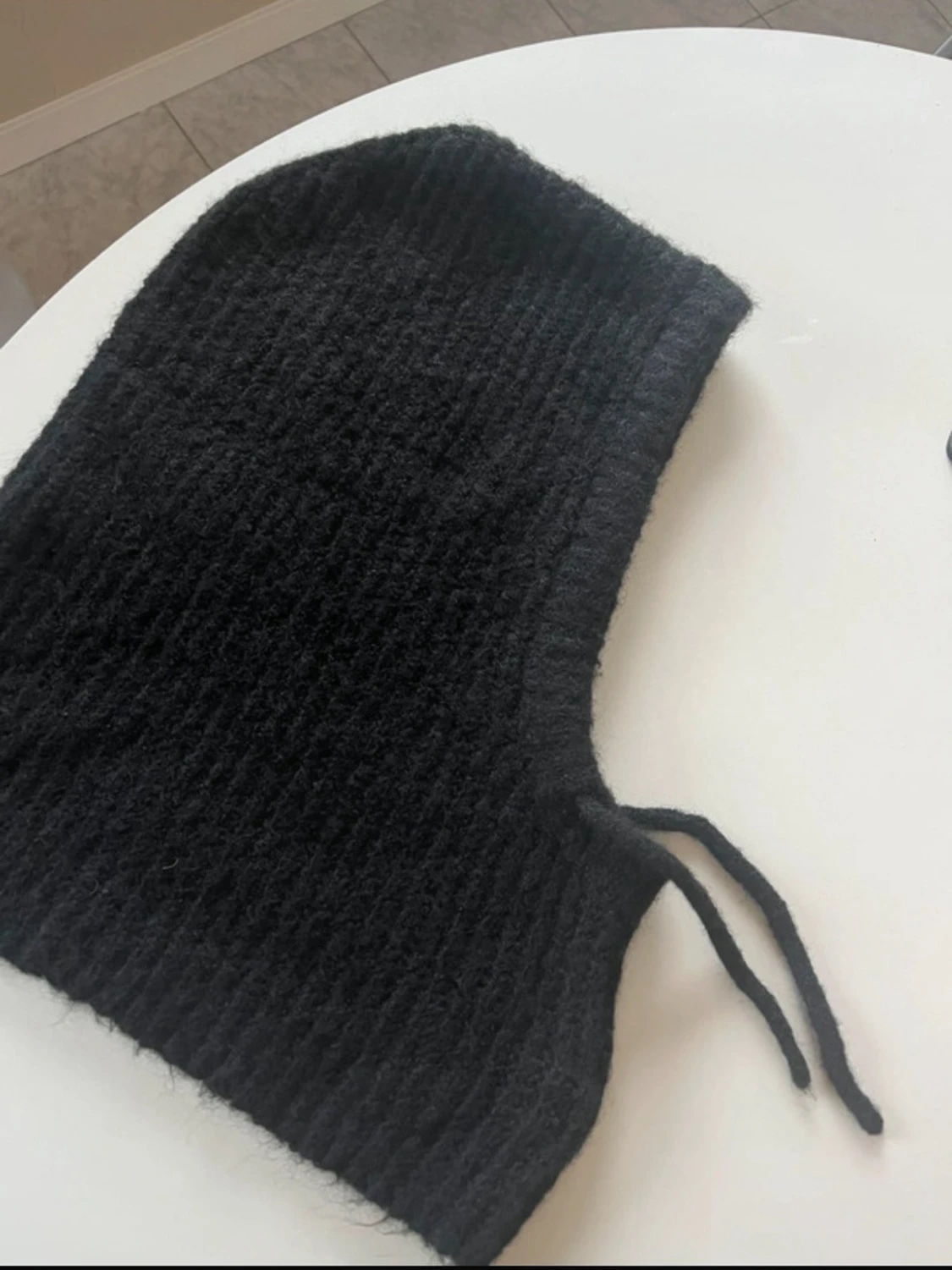 Svart stickad balaclava med snören - 1