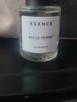 Essnce Belle Femme Eau de Parfum - Essnce  Belle Femme.  God och luktar som h*go b*ss the scent.  Men har massvis så får sälja vidare.