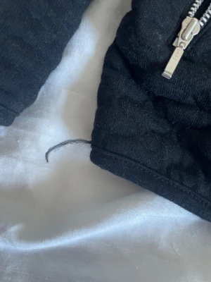 svart vårjacka  - säljer pga storleken, väldigt fin har den även i min storlek och den sitter jättefint, den håller blåst ute men inte jätte varm