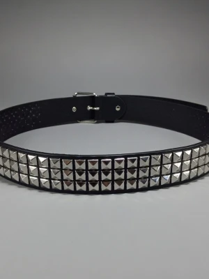 Skärp punk pyramidnitar - Svart bälte med nitar, designade i en Y2K metallpunkrockstil, utrustade med spänne i rostfritt stål. PU läder. Länd 100 cm. Bredd 3,6 cm. Dessa bälten är unisex, vilket gör dem perfekta för par, och de passar bra med jeans och vardagsbyxor.