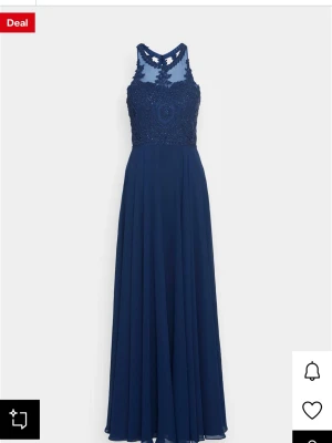 Marinblå långklänning med spetsdetaljer - Säljer denna snygga marinblå klänning som passar perfekt till bal. . Använd endast en gång under en bal och är som ny. Den passar mig perfekt och går ner till marken när jag har klackar på mig, är 168 cm lång och har storlek S. Köpt för 2500 kr, säljer för 1500 men pris kan diskuteras. 