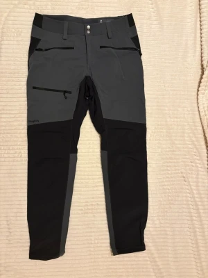 Svart och gråa Haglöfs byxor  - Säljer mina svart och gråa haglöfs byxor, dom är bra skick, knappa använda. Storlek M sitter bra på mig som har S. 