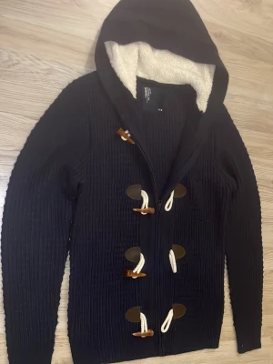 Fodrad stickad cardigan - Otroligt snygg marinblå fodrad stickad cardigan. Passar perfekt till kallare väder. Priset kan såklart diskuteras!