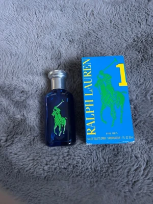 Ralph Lauren Big Pony 1 EdT 50ml - Fräsch parfym från Ralph Lauren, Big Pony 1 för män. Flaskan är djupblå med en grön polospelare och silverfärgad kork. Kommer med originalkartong i blått med gula och gröna detaljer. Volymen är 50 ml.
