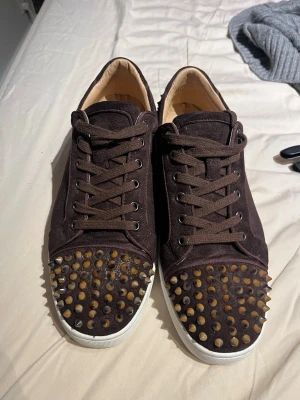 Louboutin  - Säljer nu mina fina loubs de är endast använda en utekväll, med en tvätt blir de som nya! Box följer med. Hör av er för fler bilder eller andra funderingar