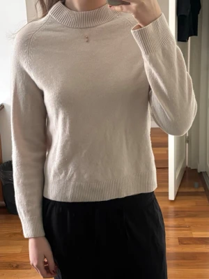 Stickad tröja från Wera  - Jättefin beige stickad tröja från Wera som jag endast säljer då den är lite liten och kort på mig💕💕använd men väldigt fint skick. Köpare står för frakt💕