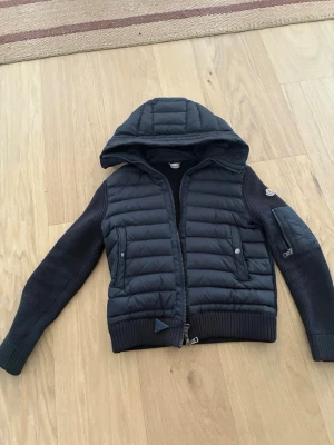 Moncler Cardigan Navy S - Tja! Säljer min Moncler Cardigan i färgen Navy storlek S. Säljer pågrund av att den börjar bli för liten och känner att jag vill ha en utan luva. Den är smått solblekt på vissa ställen och authentic tagen har tappat färg. Den är dock enkel att ta bort om man inte vill ha den! Jackan är köpt 2021 på NK. Tveka inte på att skriva om du är intresserad eller vill ha fler bilder! Priset är inte hugget i sten, förhandlar gärna så vi når en överenskommelse där båda är nöjda!😃