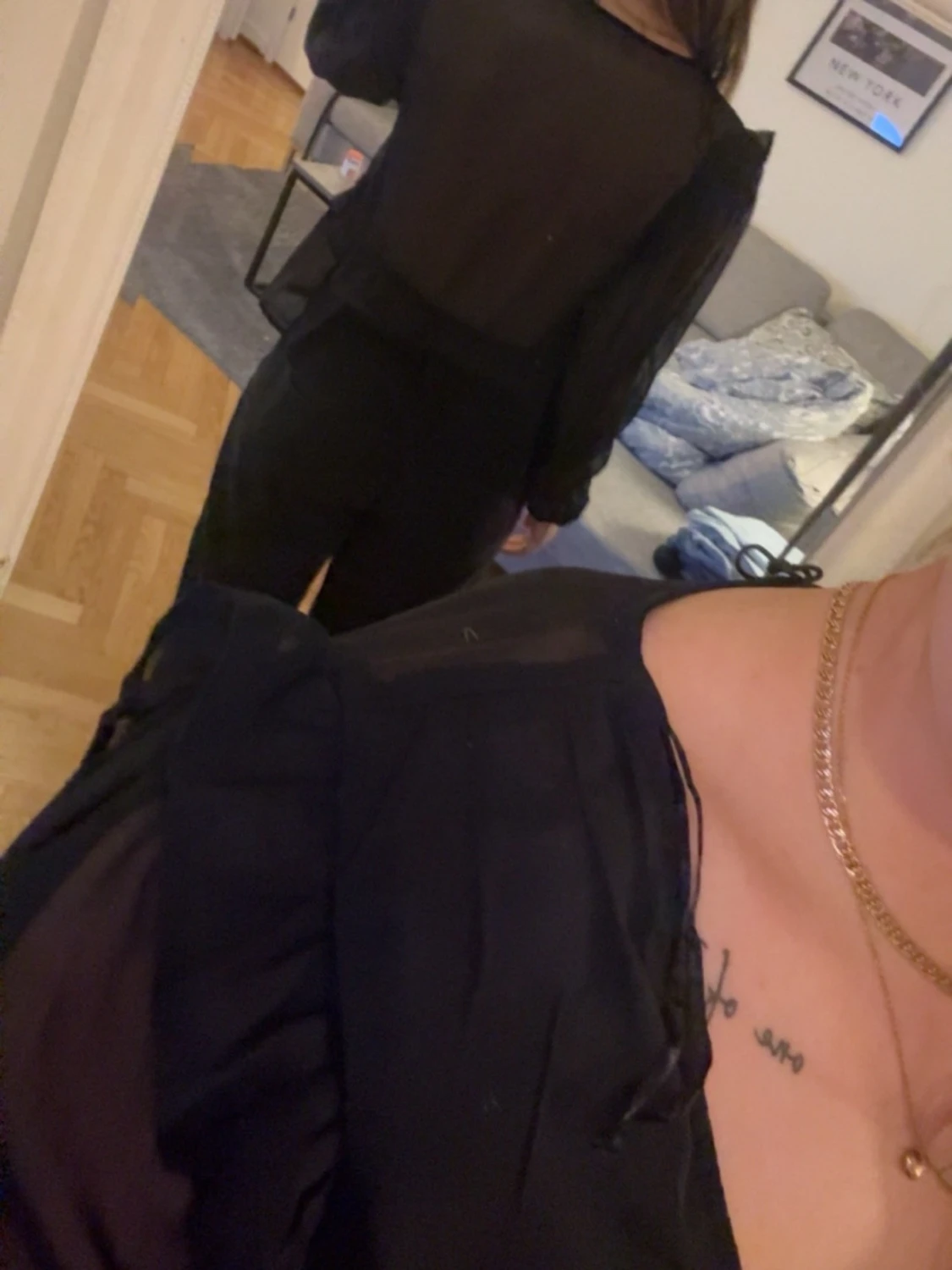 Svart transparent blus med volanger - 1