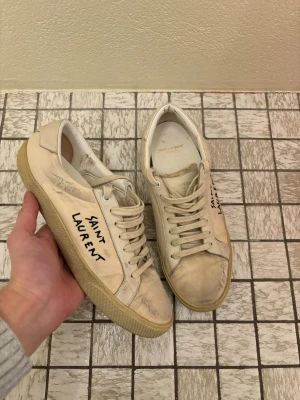 Saint Laurent skor - Saint Laurent skor | modell court classic | skick 9/10, nästan helt nya | storlek 42, passar 43 | nypris 7200kr, mitt pris endast 2699! | inget OG | extremt sällsynta!  | 