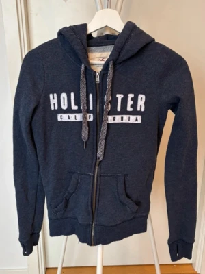 Fodrad hollister zip up hoddie - - Fodrad hollister hoddie, perfa för kallare dagar.      -Skulle säga att den passar 165-175 cm, lite beroande på .                                                                  -Pris kan absolut diskuteras.                                          -Skicket är super bra! 