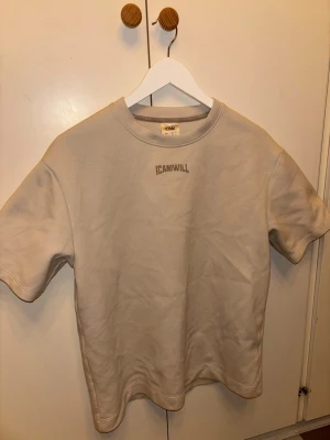 Beige t-shirt från ICANIWILL-S - Snygg och bekväm t-shirt från ICANIWILL i en stilren beige färg. Mjuk och lite tjockare kvalitet med avslappnad passform. Originalpris 499kr   🔹 Storlek: S 🔹 Färg: Beige 🔹 Skick: Bra skick, sparsamt använd 🔹 Original  Säljes p.g.a. att den inte kommer till användning. Skicka gärna meddelande vid frågor eller om du vill ha fler bilder 😊  #icaniwill #träning #workout #gymwear #beige #tshirt #sportkläder #streetwear #minimalist #vinted