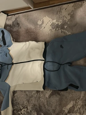 Nike tech tröja och mjukis  - Nike tech tracksuit för 699kr