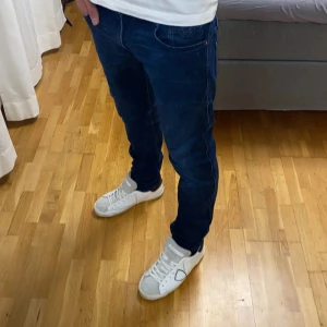 Replay anbass jeans - Tjena! Säljer dessa  mörkblåa replay jeans i storlek 29/32 i modell slim fit anbass. Jeansen är i bra skick och har inga defekter. Tveka inte med att kontakta mig om du har några frågor!