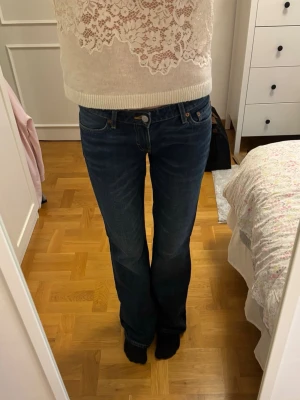 Weekday Nova Low slim bootcut jeans 27/34 - Weekday Nova Low slim bootcut jeans i storlek 27/34 (W27 L34) Innerbenslängd: 86 cm och midjemått tvärsöver: 37,5 cm. Se bilder! Skriv gärna om du har några frågor! Nypriset är ca 600kr💕