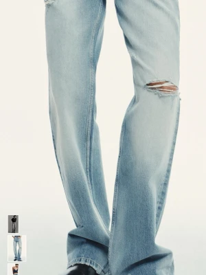 Ljusblåa raka jeans med slitningar - Säljer ett par ljusblå jeans med raka ben och slitningar från Zara som är helt slutsålda på hemsidan. Perfekta för en avslappnad och trendig look.  Har inte använt de så mycket och jag säljer de för jag har ett par andra som kommer mer till använding. Skriv för fler bilder💞