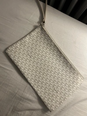 Beige kuvertväska  - Stilren beige kuvertväska