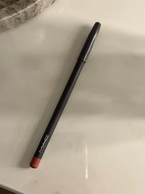 Mac läppenna Sweet Talk  - Säljer min läppenna från Mac i nyansen Sweet Talk. Den kommer tyvärr inte till användning så därför säljer jag den. En super fin kall rosa färg för en naturlig läpp. Sitter väldigt bra under dagen. Nypris: 299. Hör gärna av dig vid frågor💗